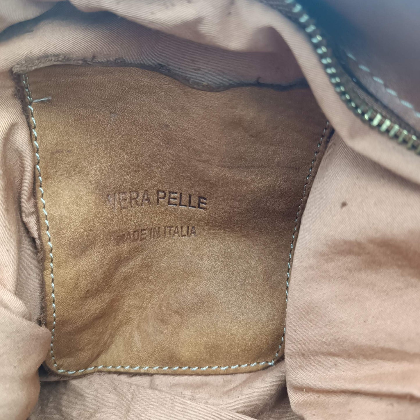 Borsa marrone in pelle lavata dall'aspetto vintage e morbido, dimensioni 26x30x3 cm