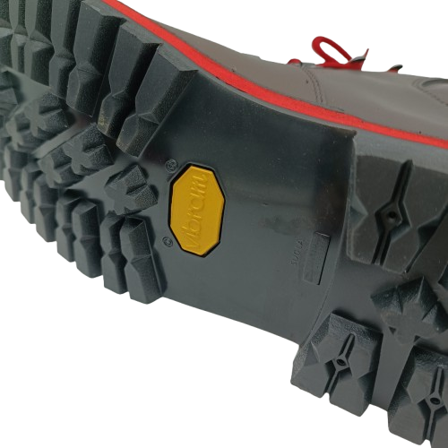 Scarpa artigianale in cuoio pieno fiore robusta e confortevole con fondo Vibram antiscivolo, ideale per trekking e lavoro.
