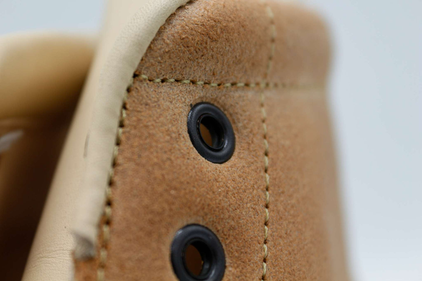 dettaglio scarpone artigianale in cuoio vacchetta marrone naturale con occhielli neri antiscivolo