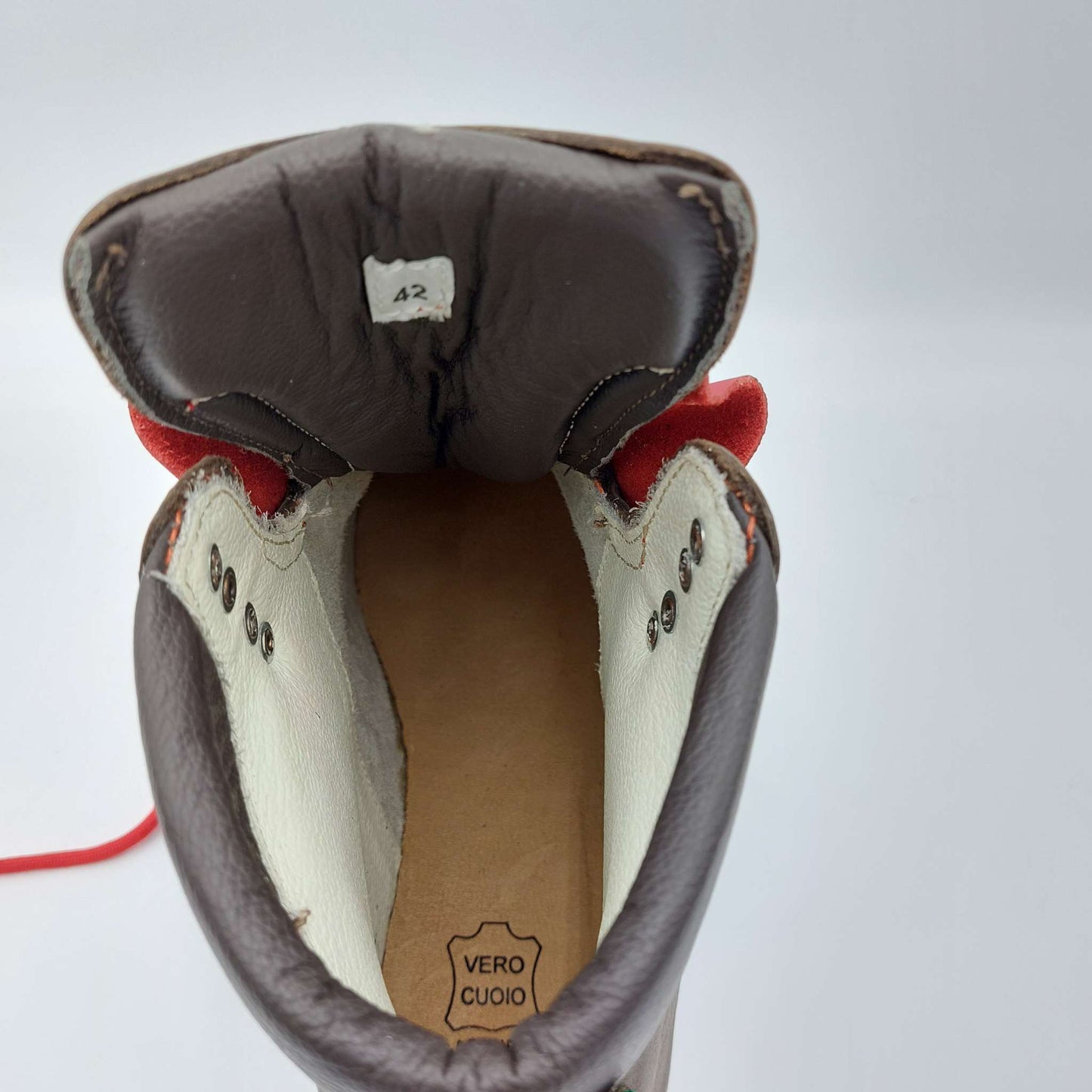 Scarpone in cuoio artigianale marrone con fodera imbottita e suola vibram antiscivolo, misura 42.