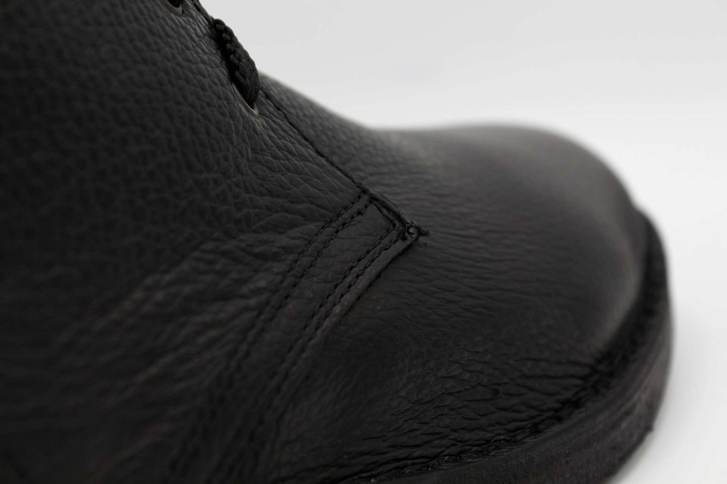 Scarpe polacchina in pelle di vitello nero artigianali made in Italy con suola in gomma naturale.