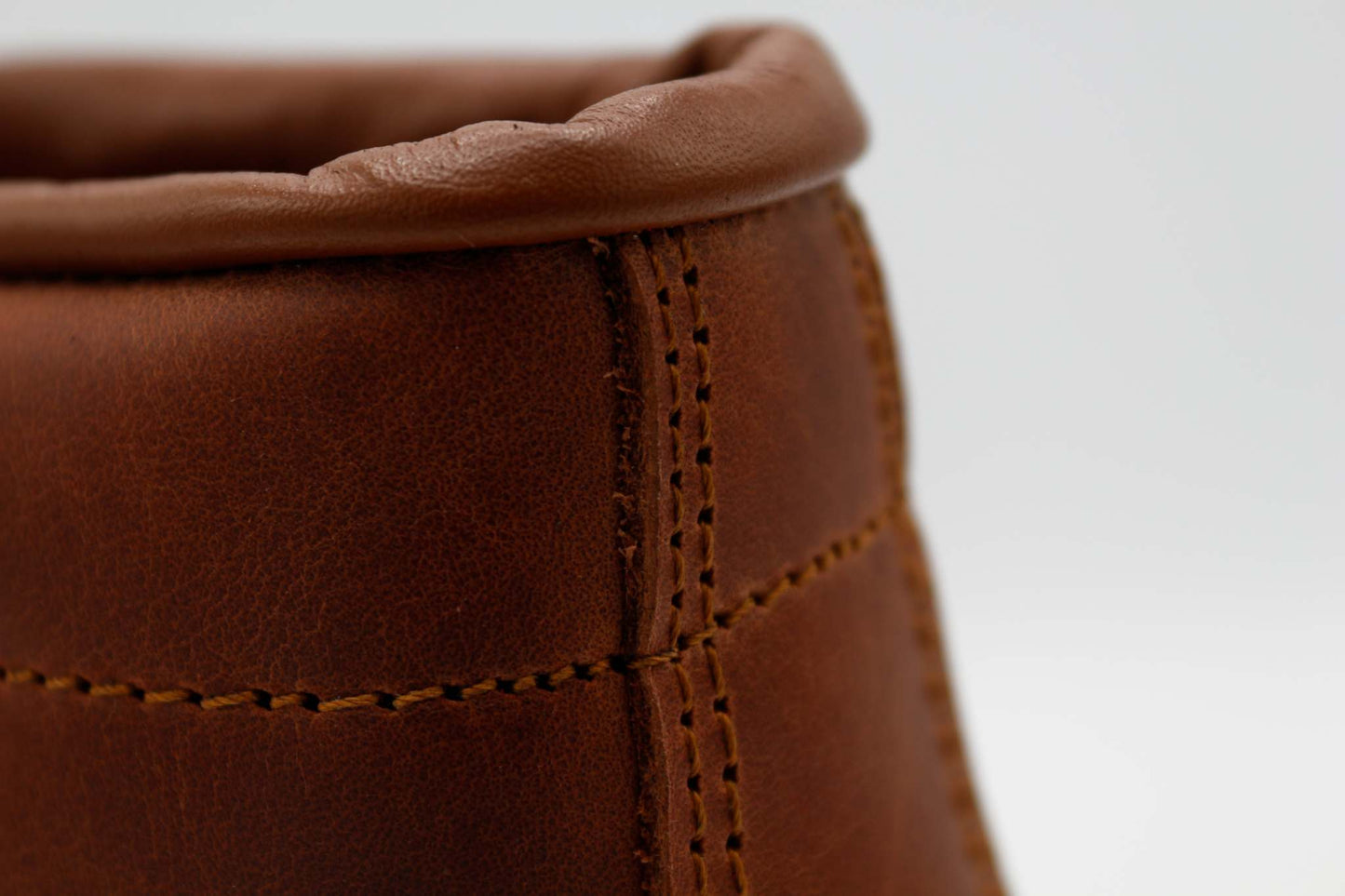 dettaglio cuciture scarpa in cuoio marrone artigianale per lavoro e trekking