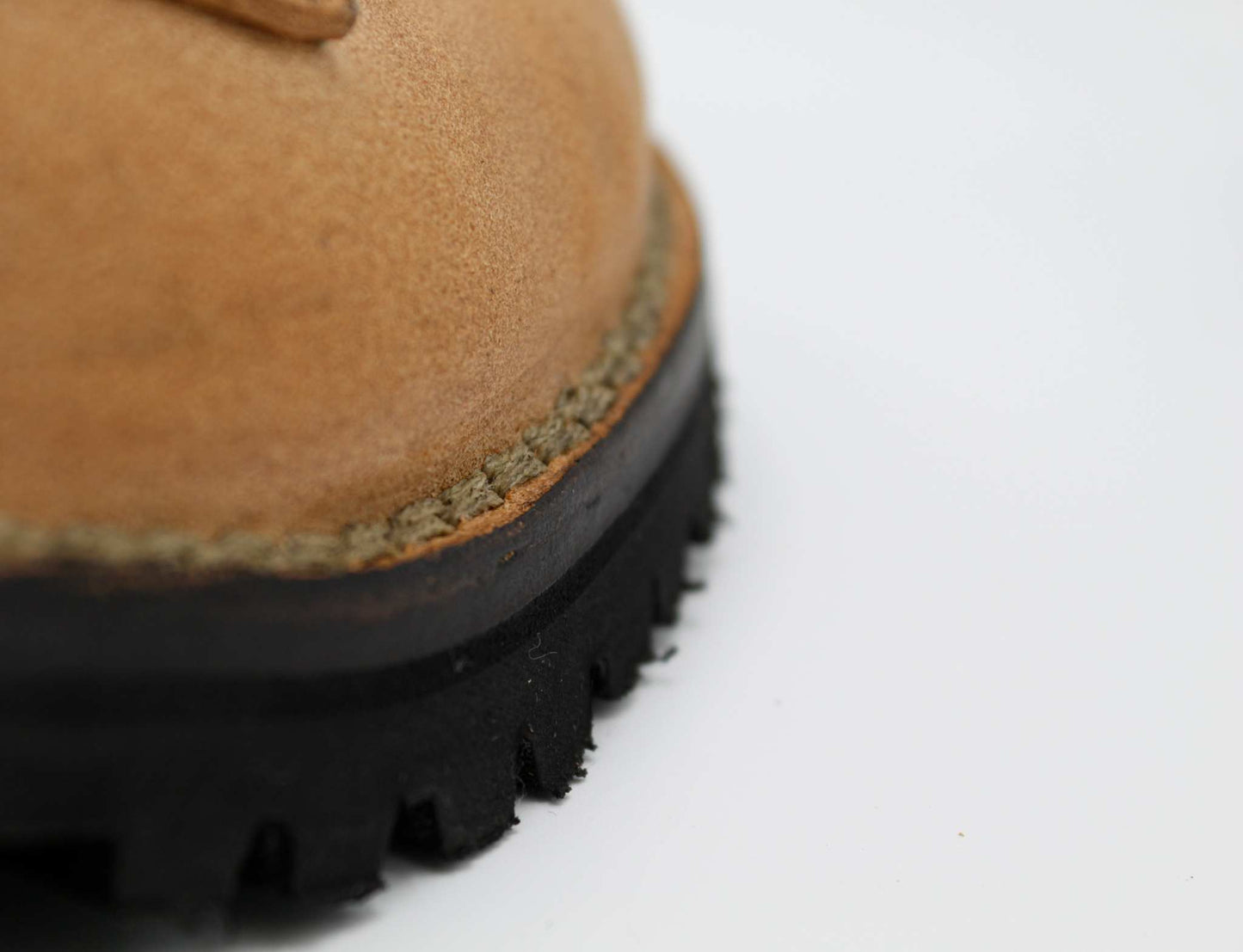 Scarponi in cuoio artigianali color naturale con suola nera antiscivolo dettaglio cucitura robusta