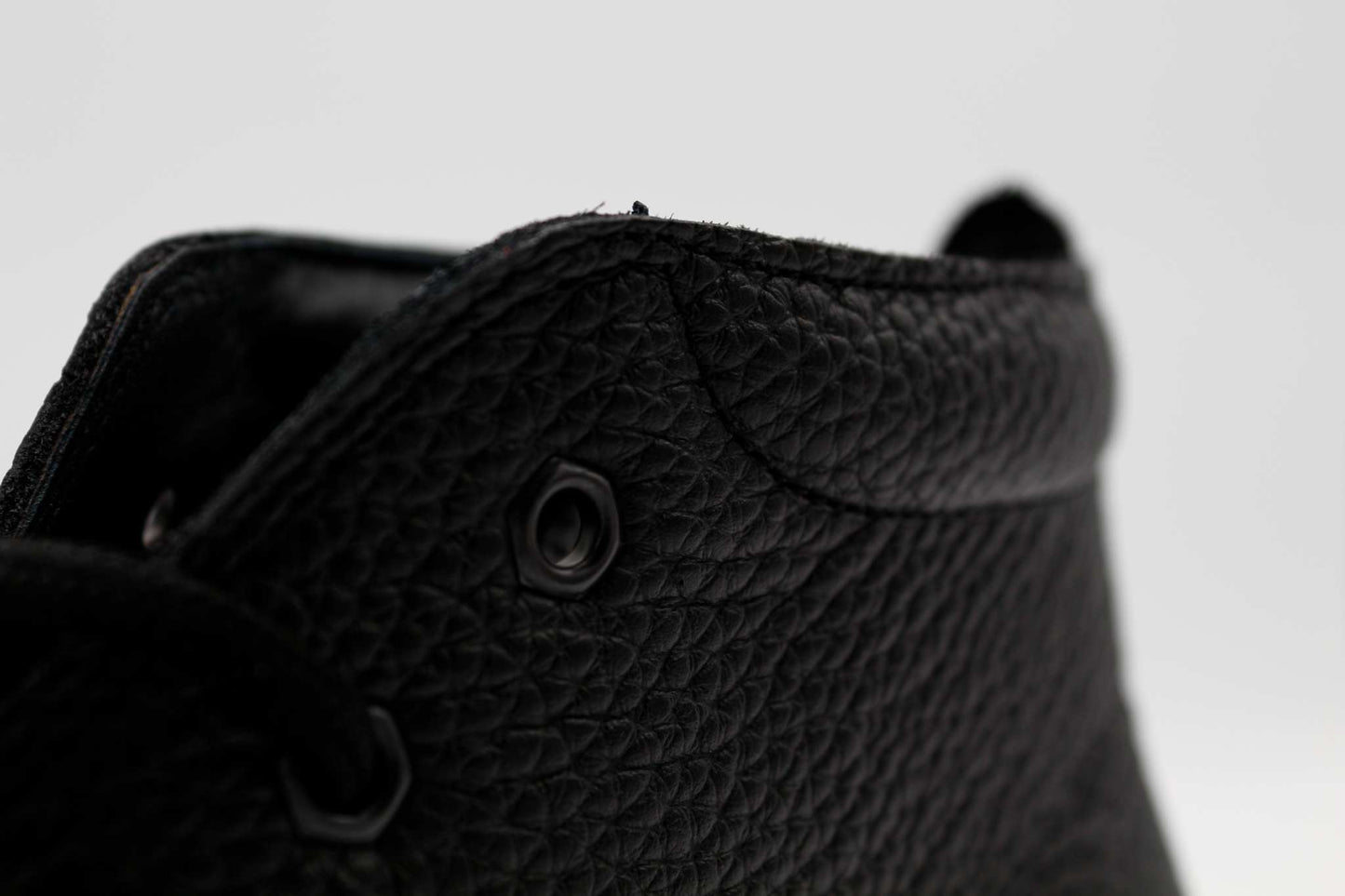 Scarpa in vitello nera artigianale con tomaia e fodera in cuoio, suola in gomma antiscivolo, resistente all'acqua e termica.