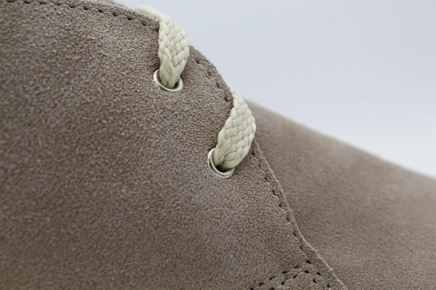 Polacchina artigianale in pelle scamosciata tortora con lacci rifiniti, suola in gomma antiscivolo made in Italy.