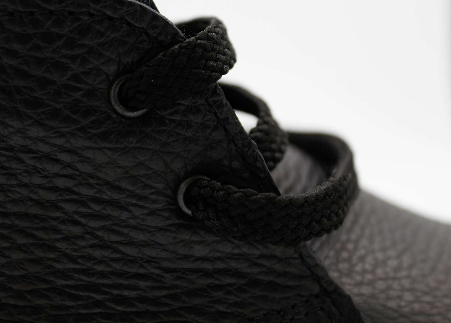 Scarpe Polacchina artigianali nere in pelle di vitello con fodera e sottopiede in montone, suola in gomma naturale caucciù, made in Italy.