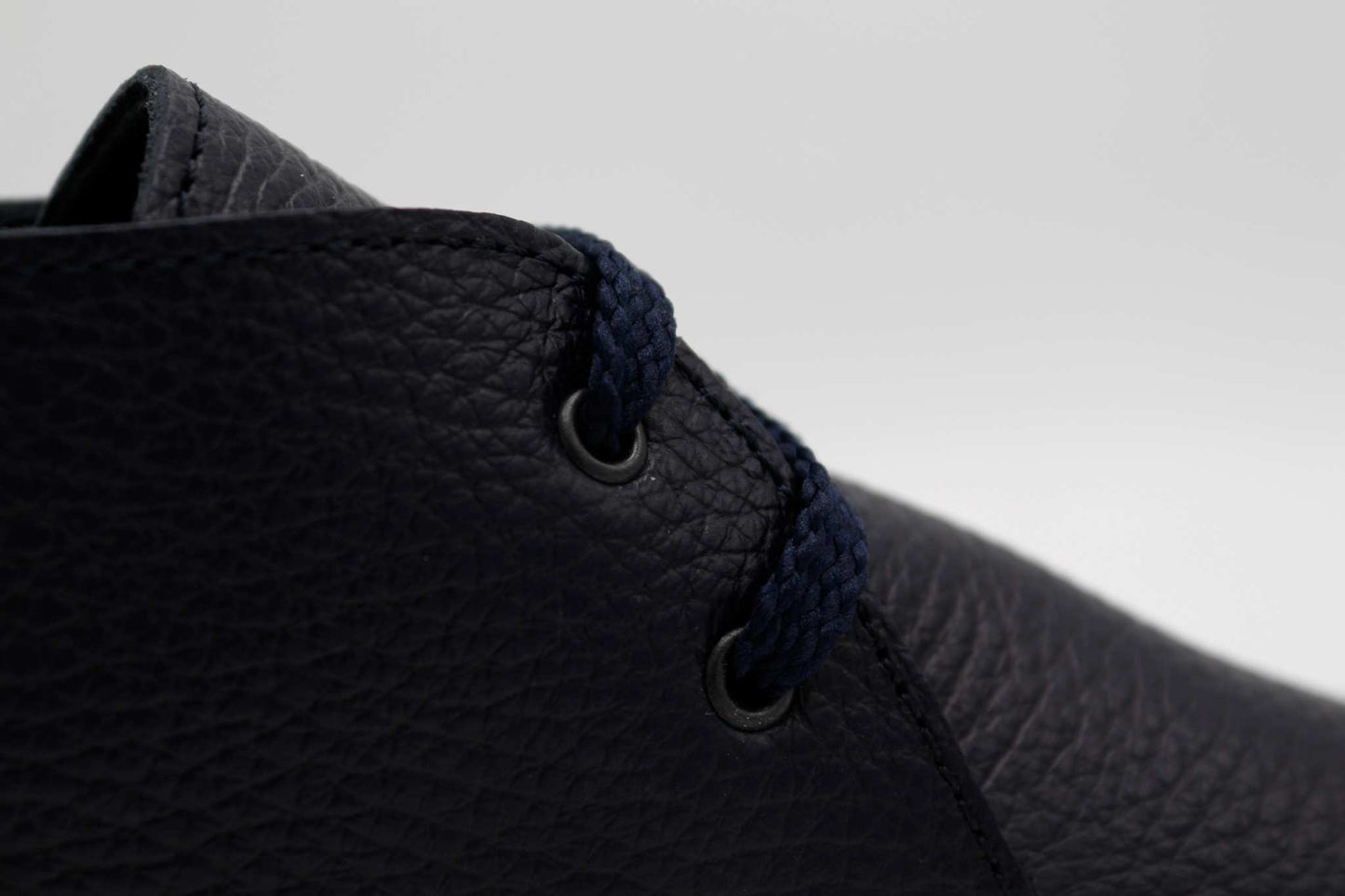 Scarpe polacchina in pelle di vitello blu made in Italy con doppio foro e fondo in gomma naturale antiscivolo