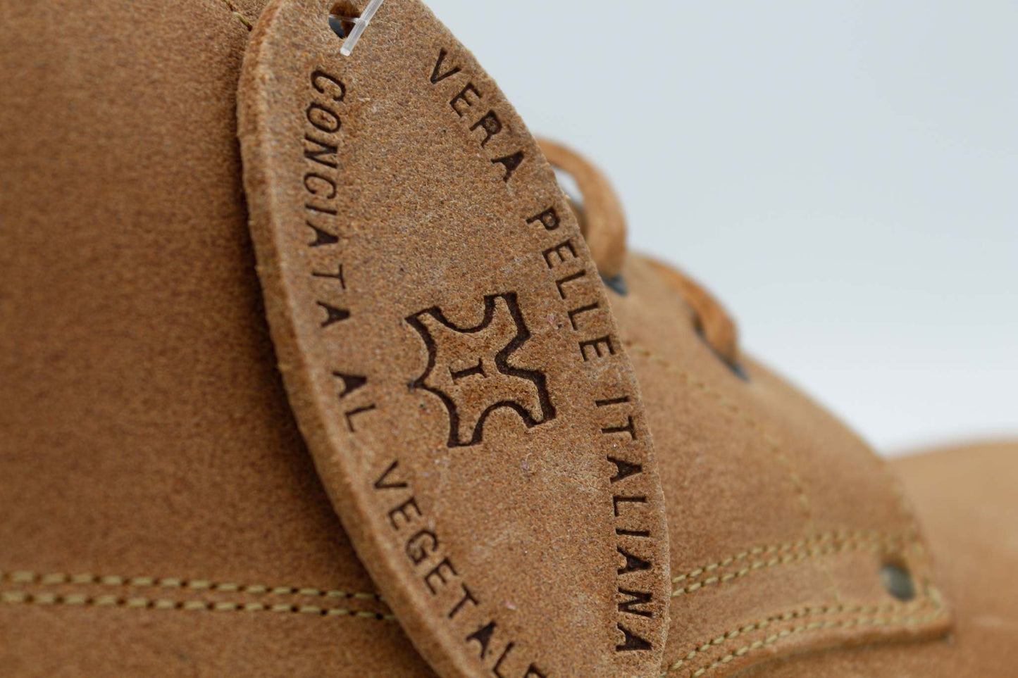 scarpone artigianale in cuoio vacchetta naturale con suola antiscivolo e intersuola termica made in Italy