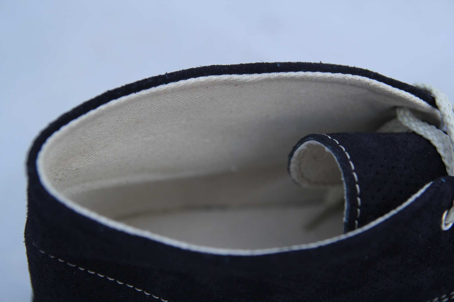 Scarpa polacchina estiva in pelle scamosciata forata blu con fodera e sottopiede in tela traspirante made in Italy