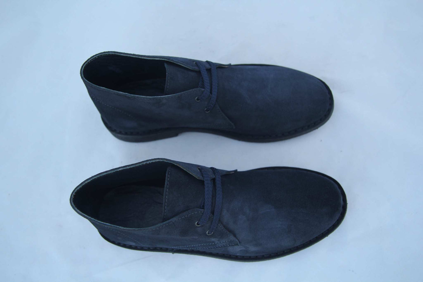 Polacchina artigianale in pelle scamosciata blu con fondo in gomma antiscivolo made in Italy unisex.